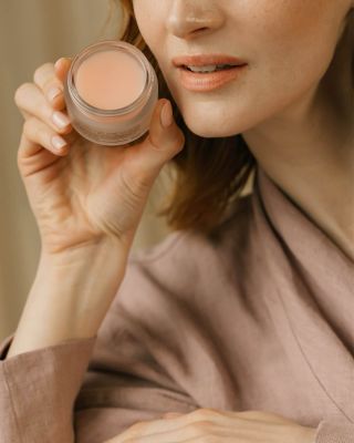 Objev rituál krásy, který jsme si zamilovali. ✨ Kaméliový tuhý olej je jako hedvábný dotek – vyživí pleť, zjemní ji a...