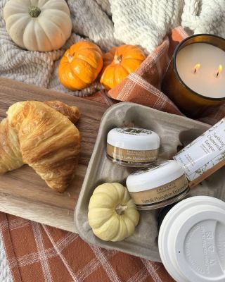 Podzim voní dýní, skořicí… a hebkou pletí 🍂 Dopřej si chvíli pro sebe s Éminence Organics. Jemný Enzymatický peeling s...